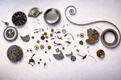 Rozebrany mechanizm zegarka TAG Heuer Link chronograf podczas serwisu