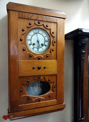 Zabytkowy zegar ścienny drewniany z wahadłem w stylowej obudowie, przed renowacją i serwisem zegarmistrzowskim