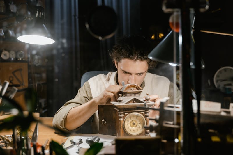 Zegarmistrz naprawiający zegarek w warsztacie