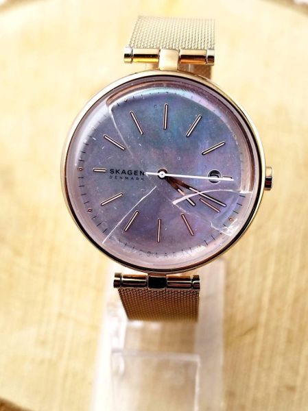pęknięte szkło zegarka Skagen przed wymianą