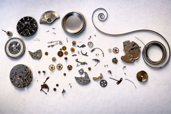 Rozebrany mechanizm zegarka TAG Heuer Link chronograf podczas serwisu